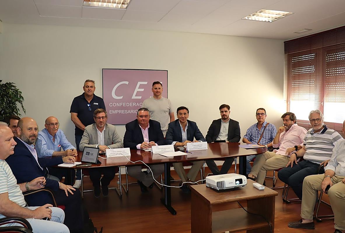 Reunión entre el delegado de Fomento, Miguel Contreras, y representantes de la CEJ.