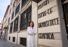 Teresa Valenzuela, en la puerta del Colegio Oficial de Farmacéuticos de Granada.