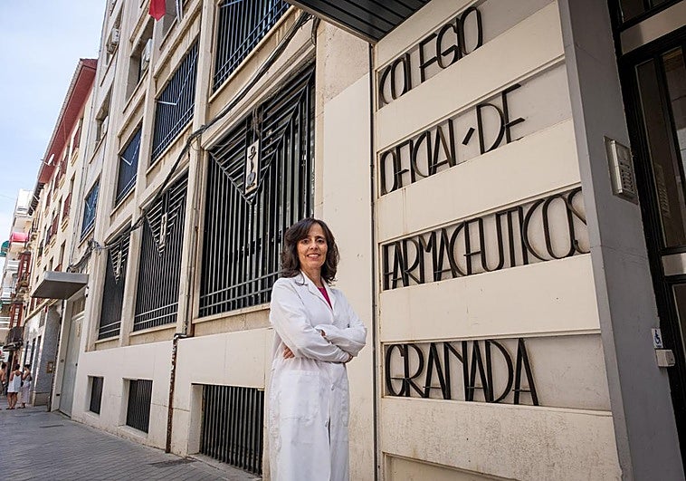 Teresa Valenzuela, en la puerta del Colegio Oficial de Farmacéuticos de Granada.