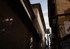 Trabajadores probando la máquina elevadora este martes.