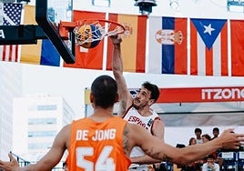 Iván Aurrecoechea ejecuta un mate en el partido contra Países Bajos.