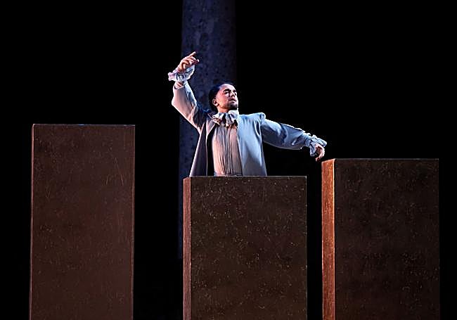 La plasticidad de los movimientos se vio acentuada por puesta en escena y vestuario.