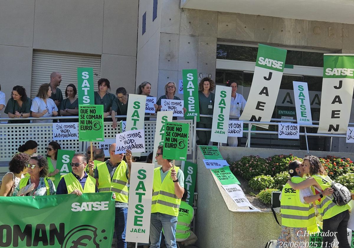 Indignación en Satse por el recorte salarial de 700 euros al...