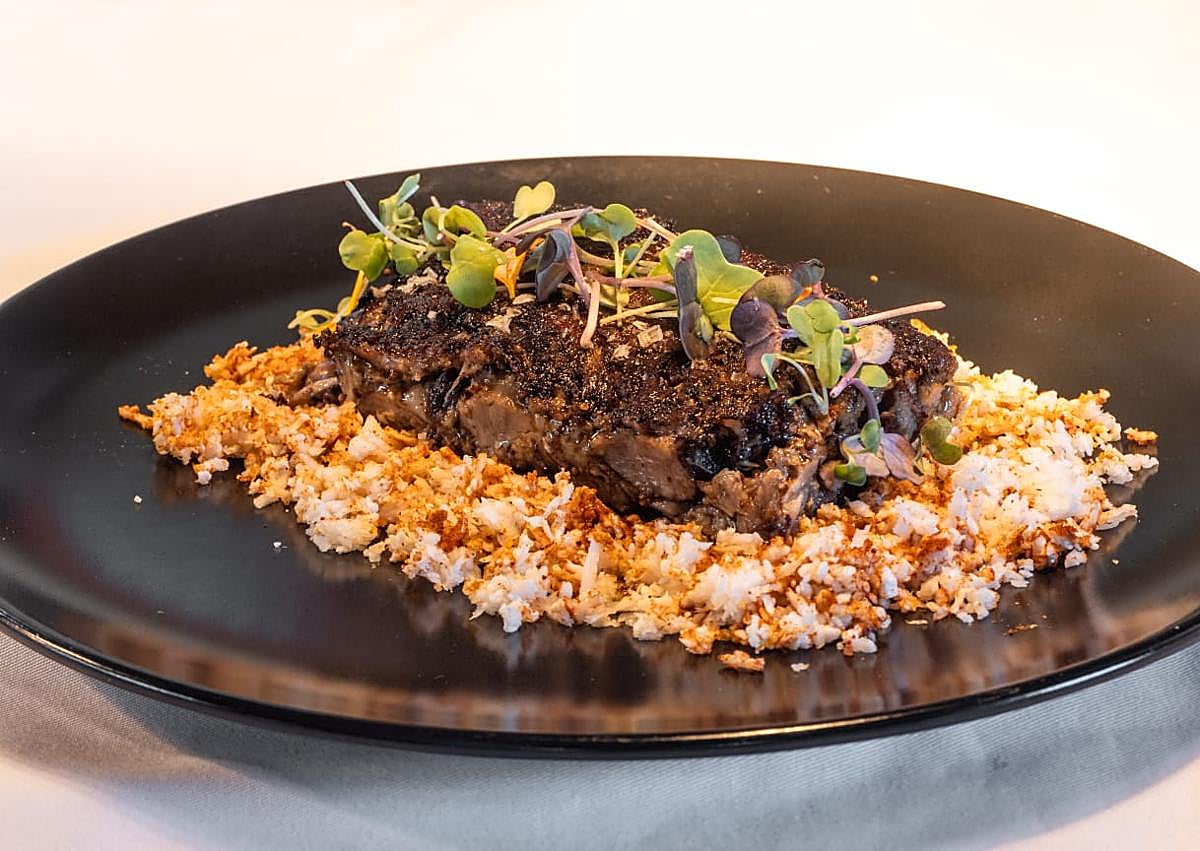 Imagen secundaria 1 - Dentro del restaurante más pequeño de Granada: tres mesas y solo 10 clientes