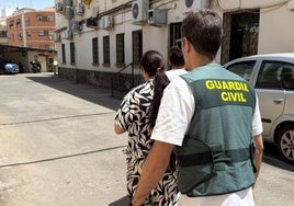 Momento de la detención por los agentes.