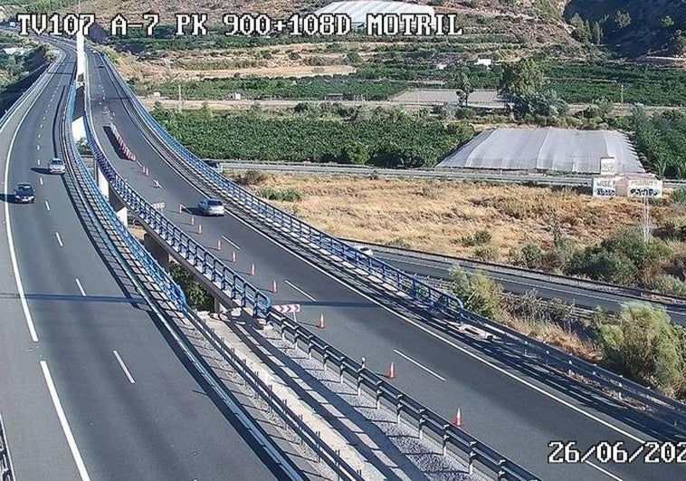 Un camionero de 43 años resulta herido tras volcar en la A-7 en Albuñol