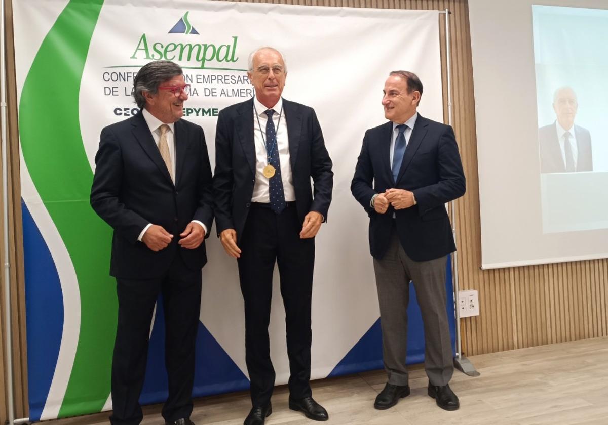 Emoción y afecto en la entrega de la medalla de oro de...
