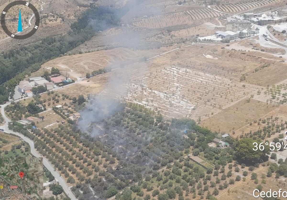 El Infoca combate por tierra y aire un incendio en Dúrcal...