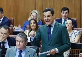 El presidente de la Junta de Andalucía, Juanma Moreno, este jueves en el Parlamento