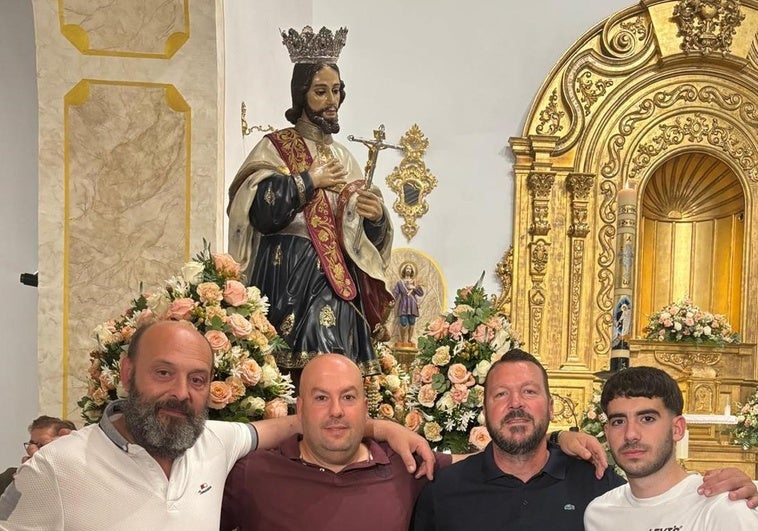 Un pueblo granadino saca a la calle a su patrón San Luis Rey de Francia para festejar la restauración de su parroquia