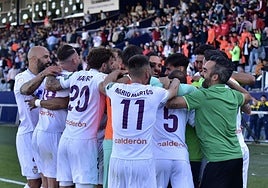Alegría de los jugadores del Real Jaén compartida por la afición en La Victoria.
