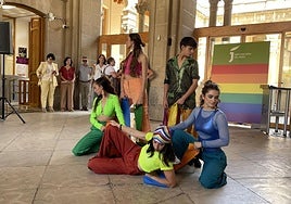 Actuación de la compañía Esphera Teatro en el acto de la Diputación.