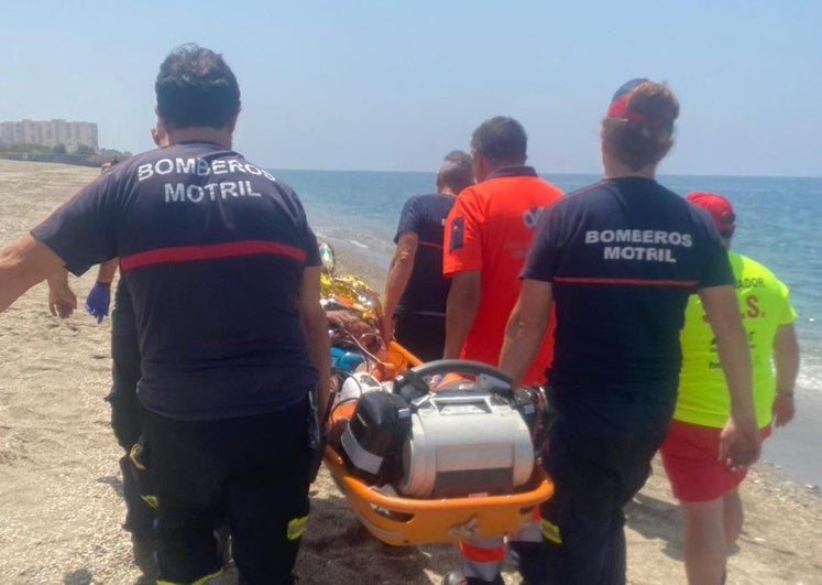 Un enfermero salva la vida a un hombre que se ahogaba en una playa de Motril