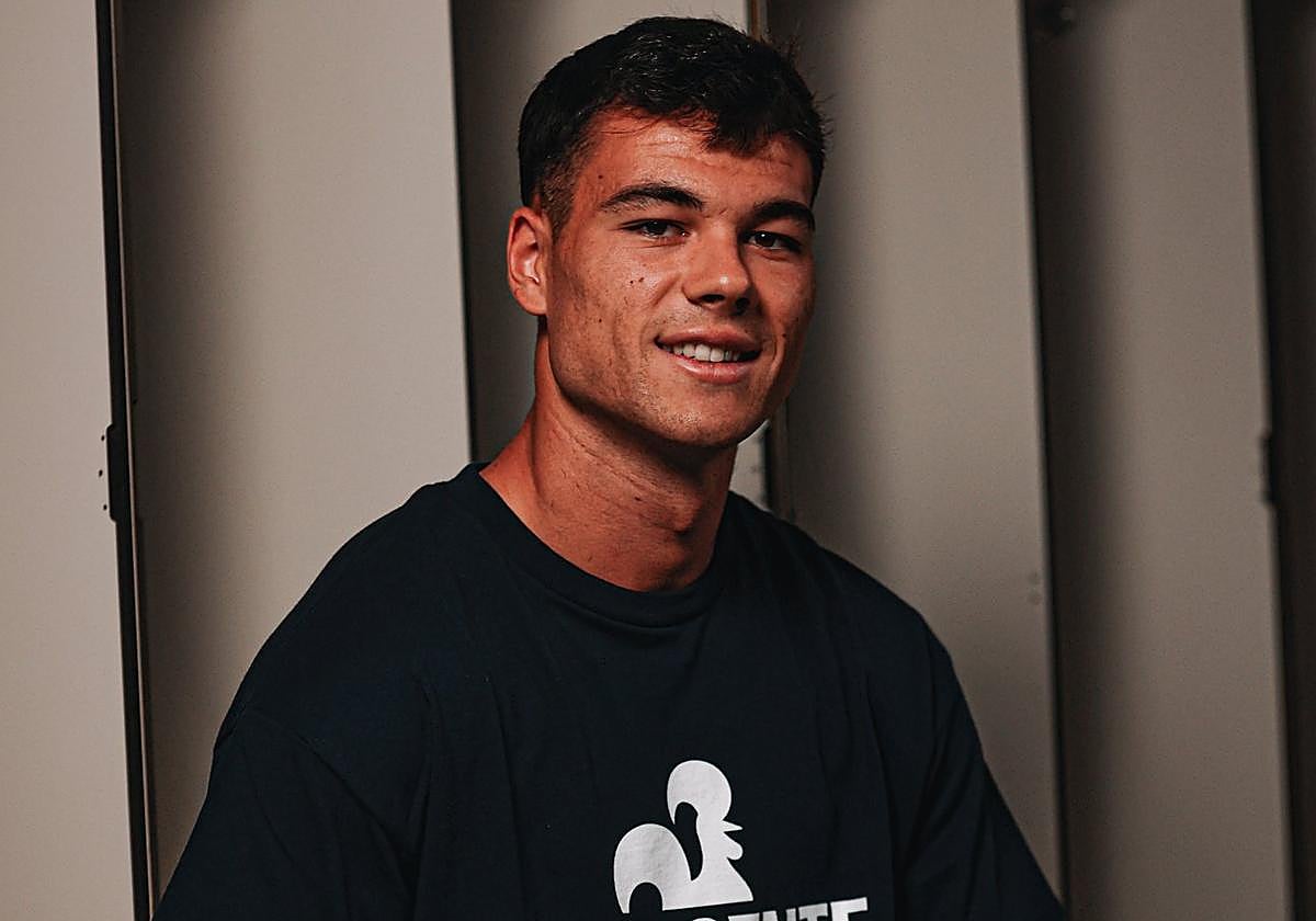 Antonio Espigares posa tras fichar con su nuevo club.