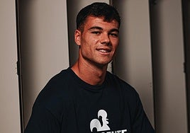 Antonio Espigares posa tras fichar con su nuevo club.