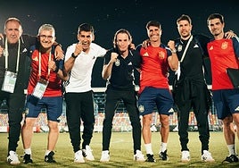 David Tenorio, en el centro de negro, celebra un triunfo durante la Eurocopa sub 19.