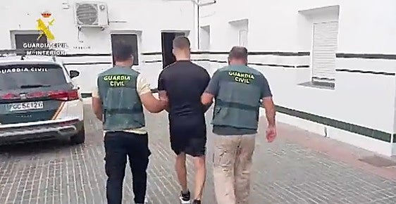 La Guardia Civil da caza al kamikaze que arrolló a tres hombres cuando salían de un salón de celebraciones