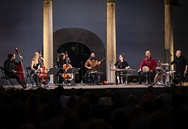 La Accademia del Piacere y Constantinople, en el Patio de los Mármoles del Hospital Real.