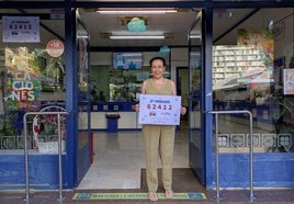 Marisa Muñoz, gerente de la administración de lotería de Camino de Ronda, con el premio.
