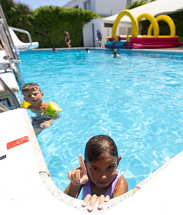 Imagen secundaria 2 - Vista de las instalaciones, el alcalde y los concejales de Monachil, en la inauguración, y la pequña Aitana, la primera en bañarse.