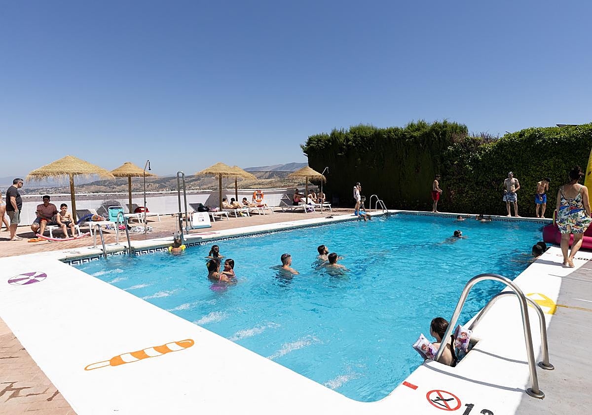 Imagen principal - Vista de las instalaciones, el alcalde y los concejales de Monachil, en la inauguración, y la pequña Aitana, la primera en bañarse.