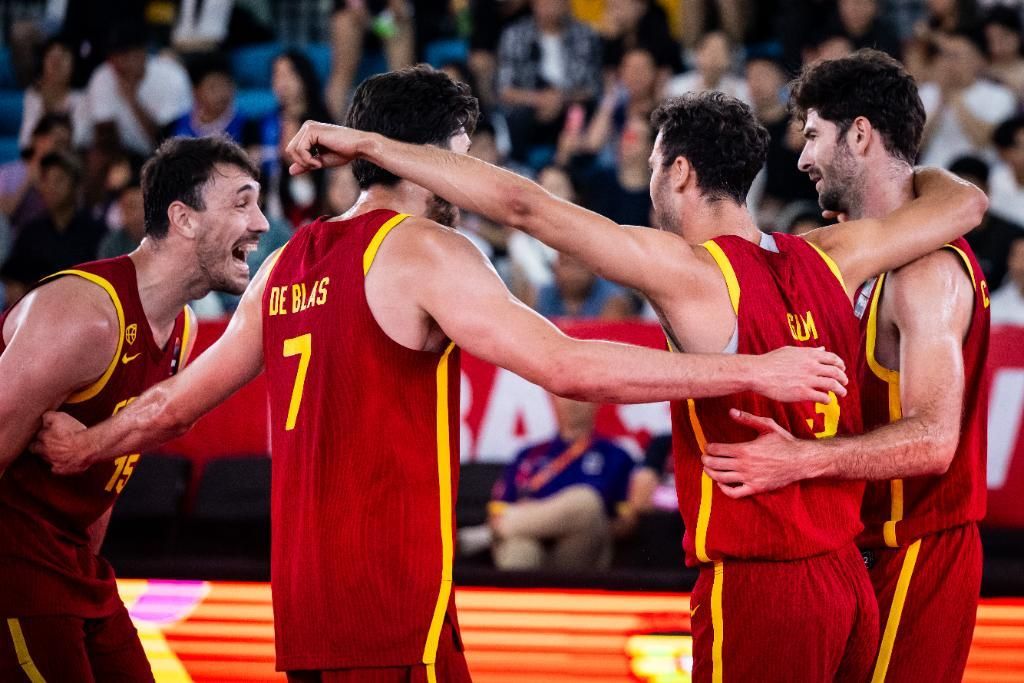 Alegría de Iván Aurrecoechea, a la izquierda, tras clasificarse para semifinales del Mundial de 3x3.