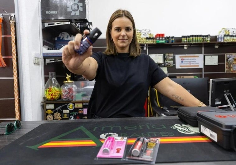 Aumenta la venta de espráis pimienta: «Los compran mujeres y hombres que se los dan a sus esposas e hijas»