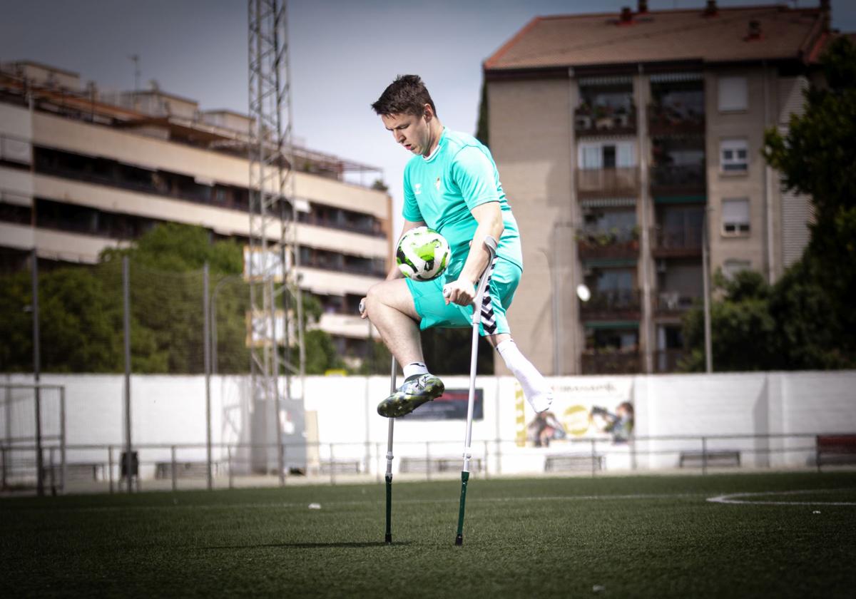 Una pierna, dos muletas y mucho fútbol | Ideal