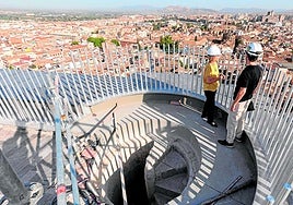 Acceso al mirador, ya con las barras de seguridad colocadas, tras subir los 237 peldaños de la escalera de caracol.
