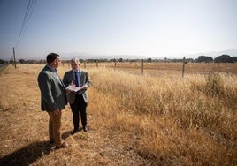 El alcalde de Alhendín, Jorge Sánchez, y el diputado de Proyectos Estratégicos, Nicolás Navarro, junto al solar del parque.
