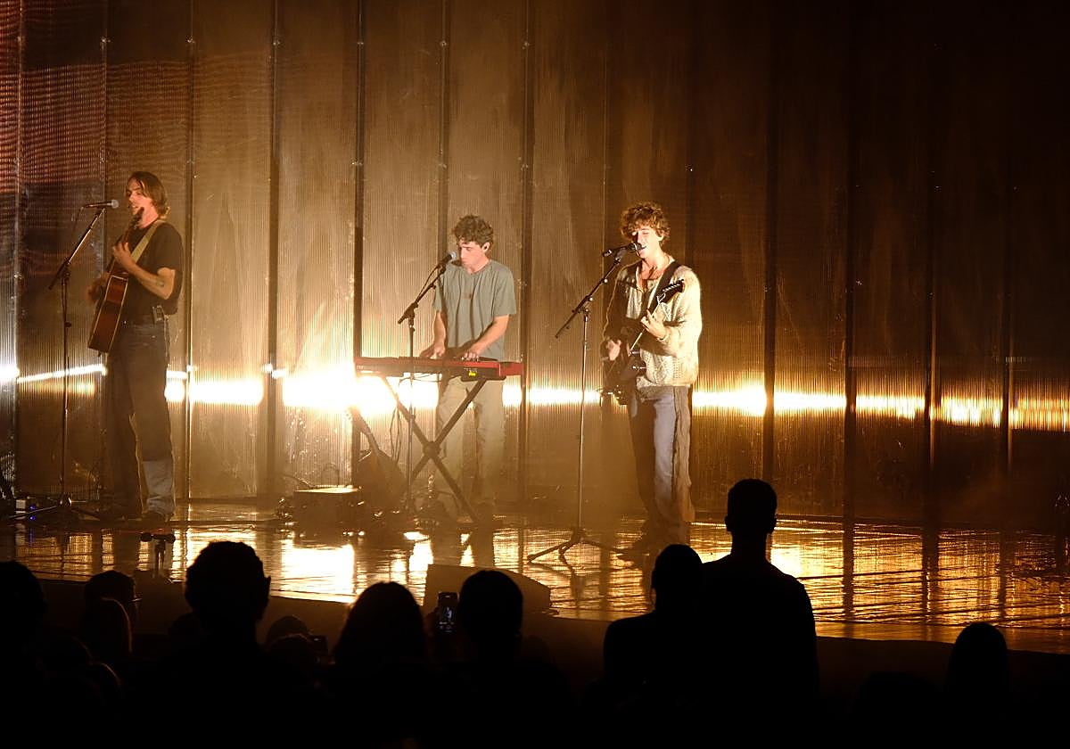 Guitarricadelafuente, a la derecha, durante su actuación anoche en el Palacio de Congresos.