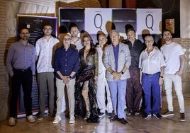 Luis Ramírez junto a Olaya O'Jansen y los componentes de 'Q'.