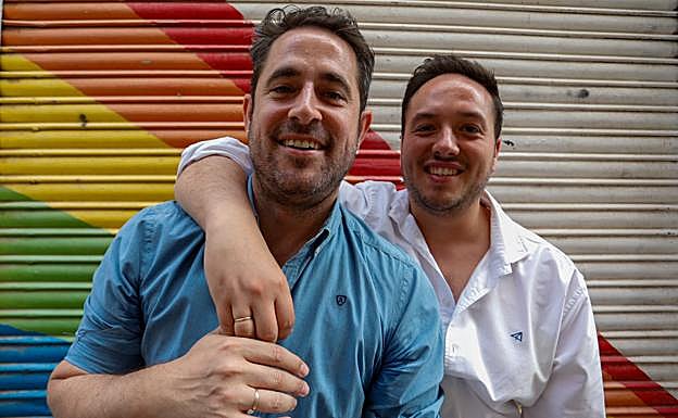 Fran y Ángel posan para IDEAL entrelazados.