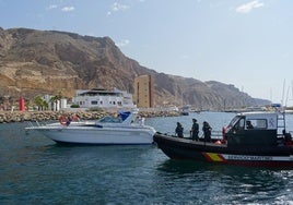 Agentes conversan con el dueño de un barco en Aguadulce durante una inspección.