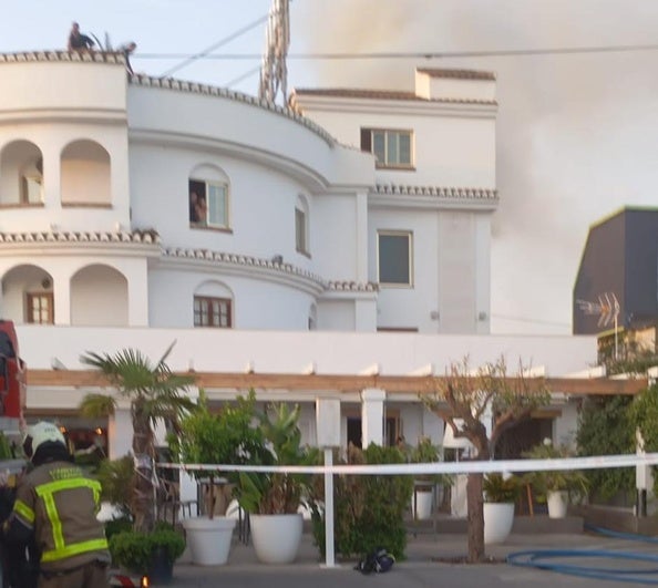 Incendio en un hotel-restaurante de Atarfe: siete intoxicados, una pareja rescatada y 35 desalojados