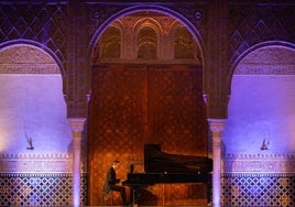 Alexandre Tharaud, solo ante el piano bajo los relieves de los Arrayanes.
