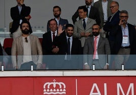 Al-Khereiji, con Mohamed El Assy, en el encuentro ante el Racing de Santander.