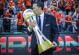 Óscar Fernández-Arenas besa la copa de la LEB Oro, la idea es repetir el título en la Primera FEB.