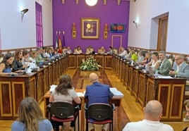 La corporación municipal durante el pleno de este lunes.