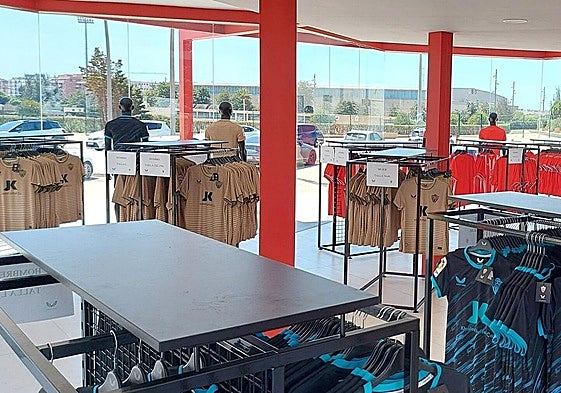La tienda oficial de la UD Almería abre mañana con la nueva equipación.