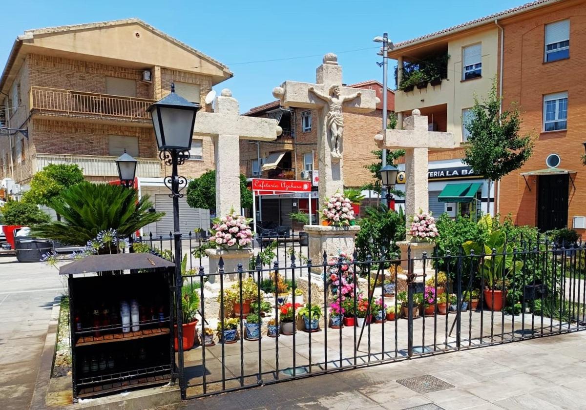 El pueblo de Granada custodiado por tres cruces de piedra desde los...