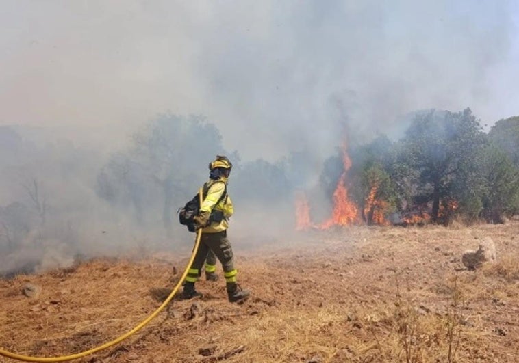 Dos guardias civiles, agredidos por los propietarios de una finca ardiendo al ir a ayudarlos