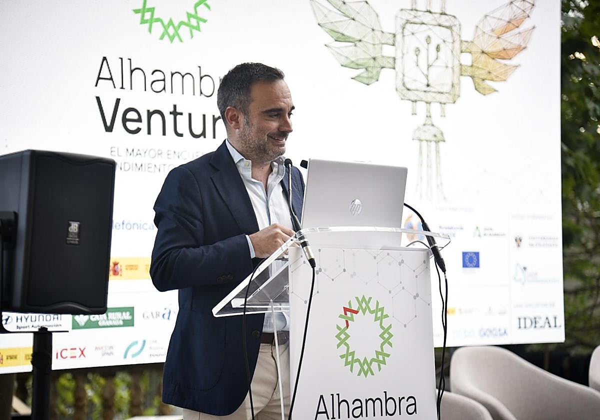 El director de IDEAL, Quico Chirino, da la bienvenida a los asistentes al Alhambra Venture.