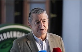 El consejero de la Presidencia, Interior, Diálogo Social y Simplificación Administrativa, Antonio Sanz, atiende a los medios.