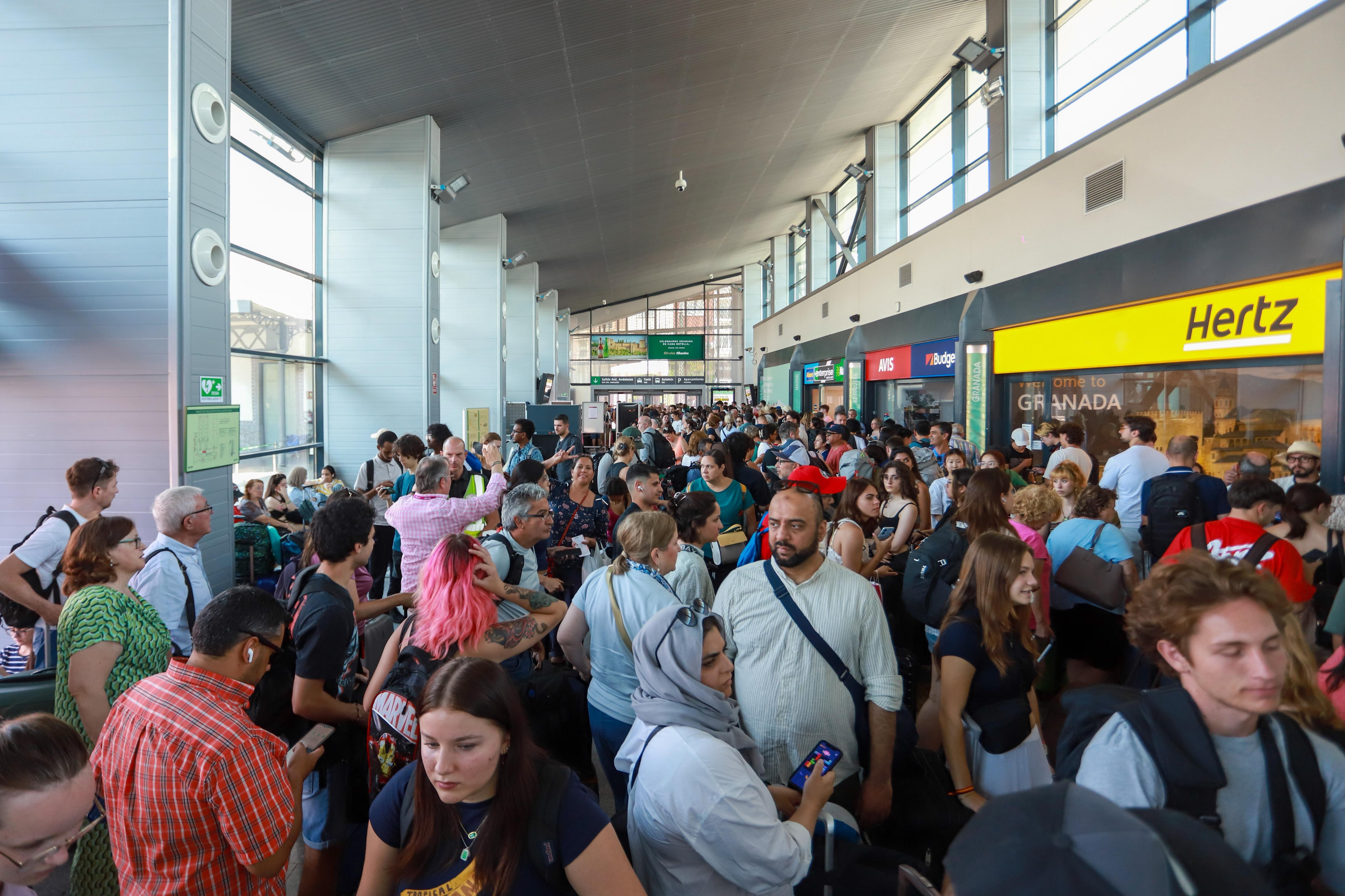 Decenas de personas se agolpan en Andaluces: «Es una...