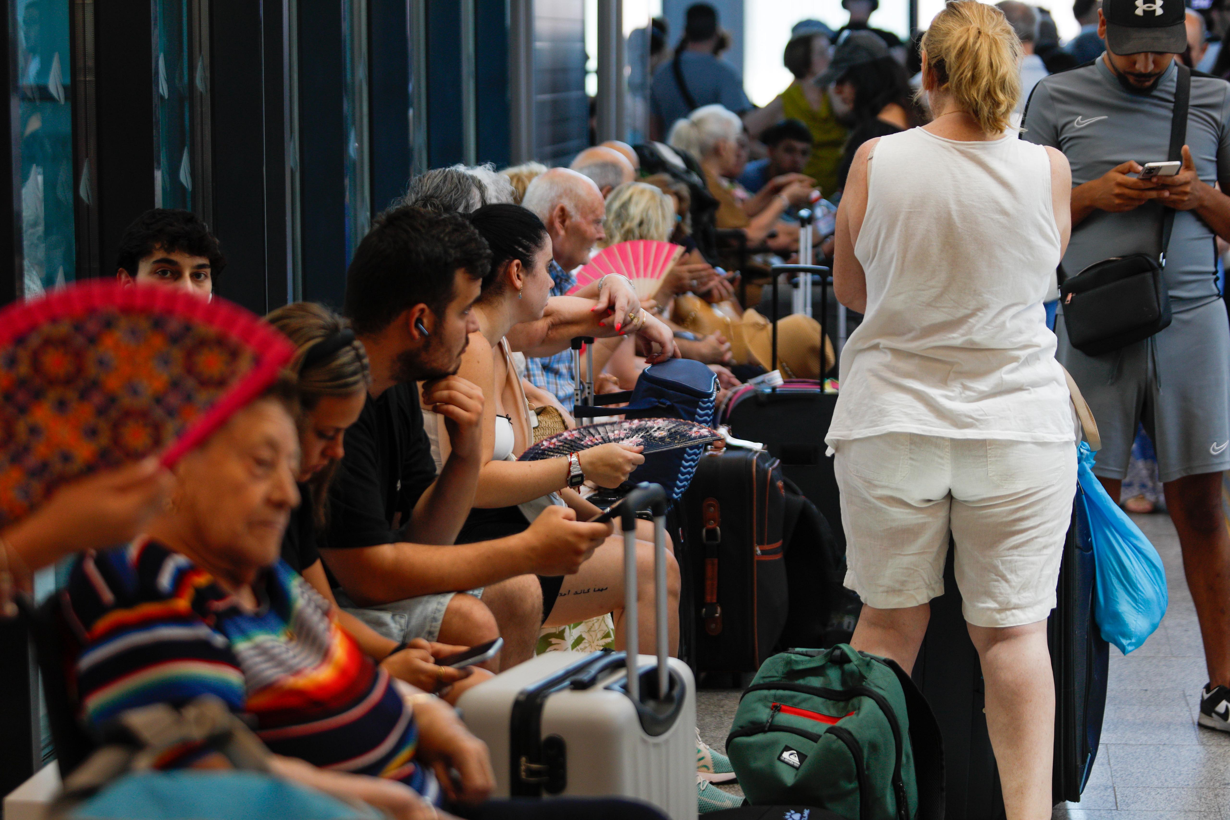 Las imágenes de la espera y la desesperación en la estación de tren de Granada