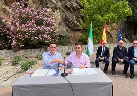 Firma del acuerdo entre Roberto Moreno y Paco Reyes.