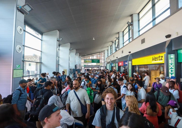 Retrasos de horas en los AVE con salida y llegada a Madrid desde Granada