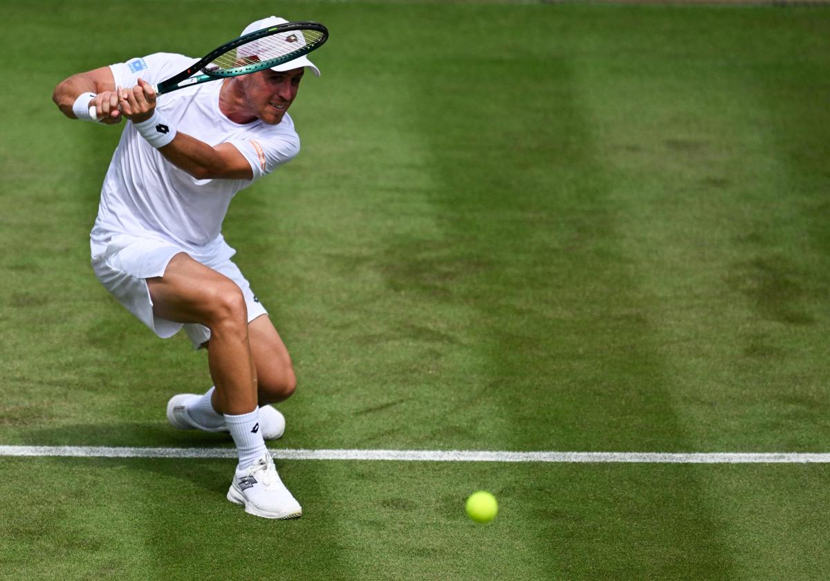 Roberto Carballés devuelve una bola de revés en Wimbledon.