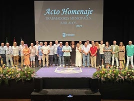 Almuñécar rinde homenajea a 17 empleados municipales al llegar su jubilación